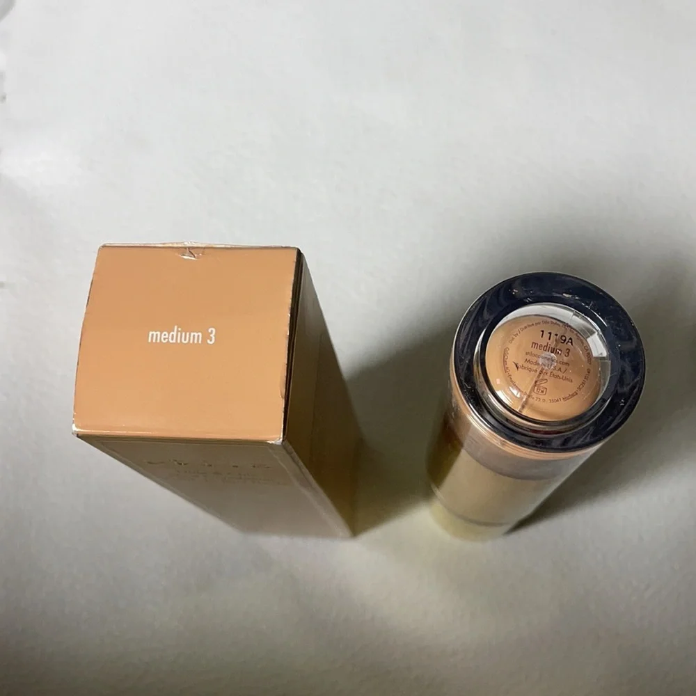 Stila Hide & Seek Foundation In medium NWT